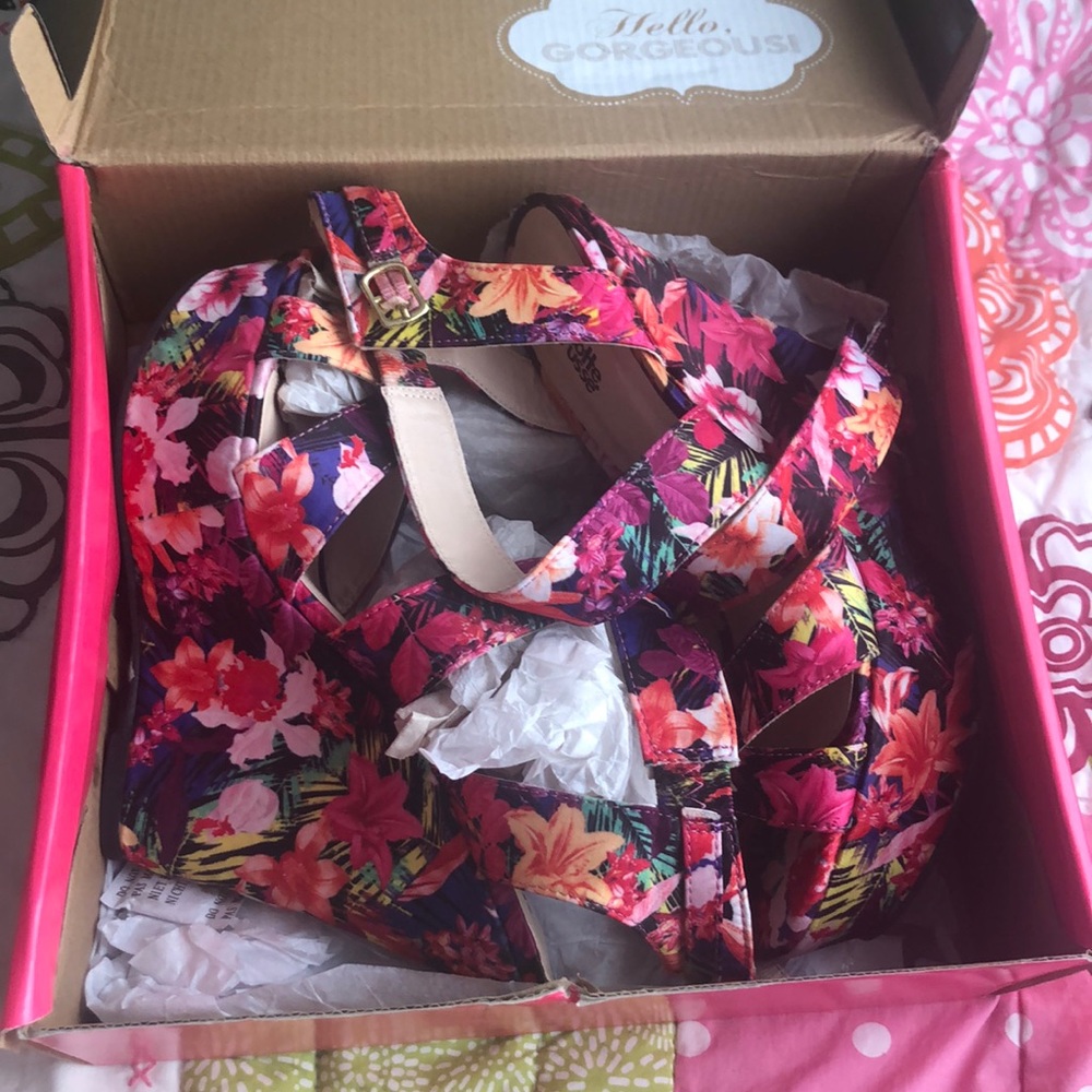 Floral printed wedges